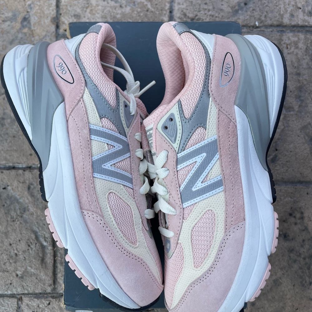 Size 4Y - New Balance FuelCell 990v6 ‘Pink Haze’